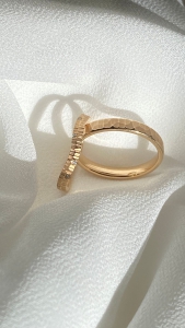 Ausgefallene Trauringe - alles ist möglich, geschwungene Formen kombiniert mit geradem Partnerring